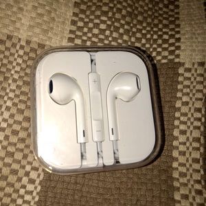 Apple earbuds brand new in case